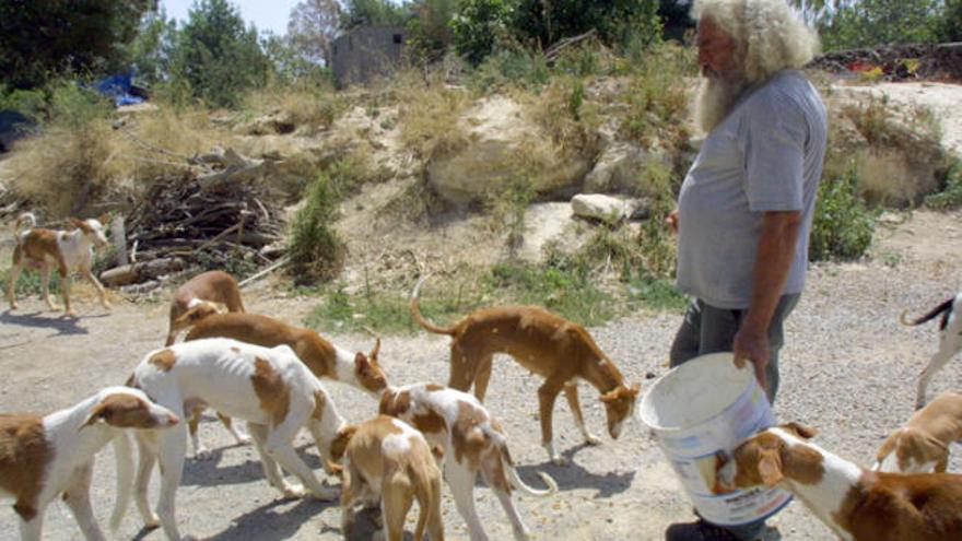 Imagen de archivo de Sendic con los podencos en su finca.