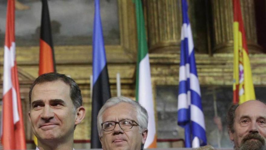 Felipe VI y la profesora Sofia Corradi, con el galardón &quot;Carlos V&quot;.