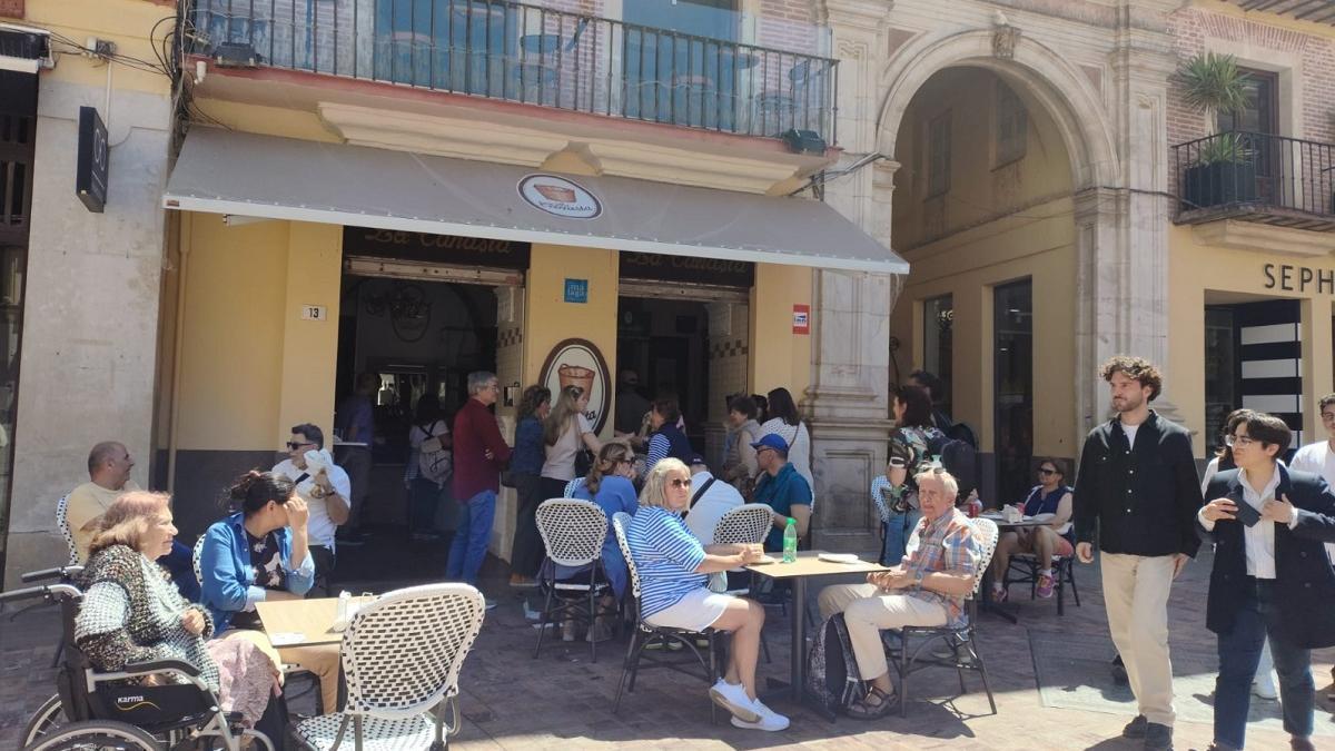 Clientes en un establecimiento de hostelería en el Centro de Málaga, ayer en la jornada del apagón.