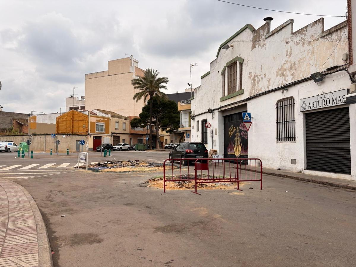 Las cenizas de las fallas de Arturo Mas, por recoger, sobre la calzada.
