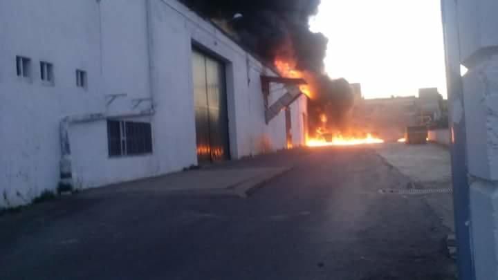 Un voraz incendio consume el interior de la cooperativa de Alginet