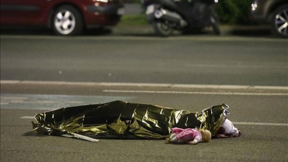El cadáver de una niña tendido en el suelo con su muñeca .