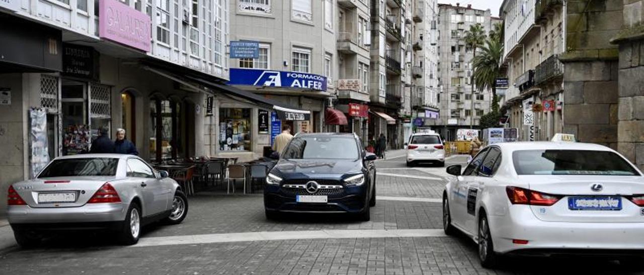 Varios vehículos coinciden circulando por la calle Riestra de Pontevedra, peatonal. // RAFA VÁZQUEZ