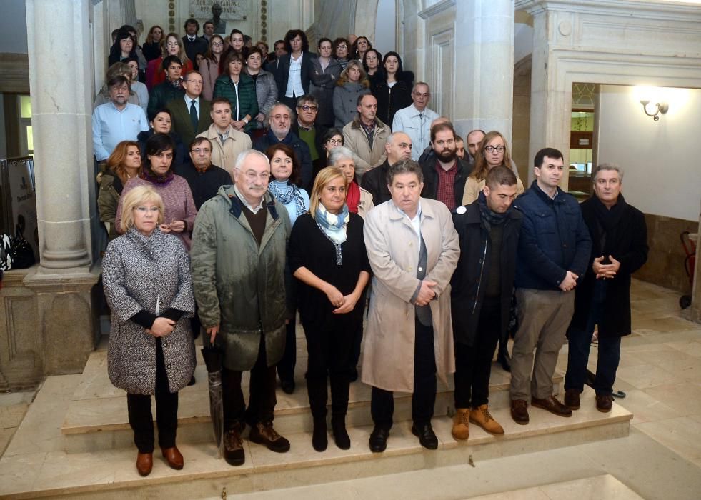 Minuto de silencio en la Diputación de Pontevedra // Rafa Vázquez