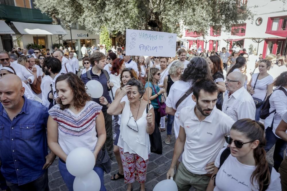 Mehrere hundert Personen haben sich am Samstagmittag (7.10.) vor dem Rathaus von Palma de Mallorca versammelt, um für Dialog zwischen Madrid und Barcelona zu plädieren. Ähnliche Kundgebungen fanden in ganz Spanien statt.