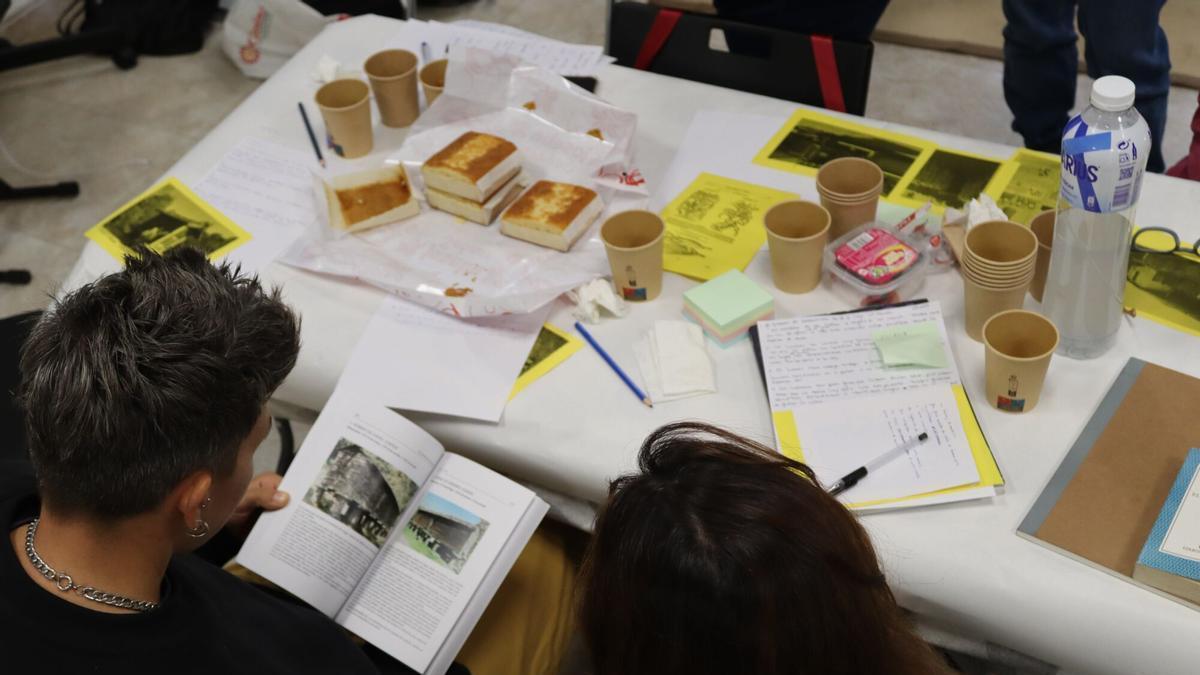 Un grupo participando en el taller sobre memoria de hórreos dirigido por el arquitecto Jacques-Marie Ligot