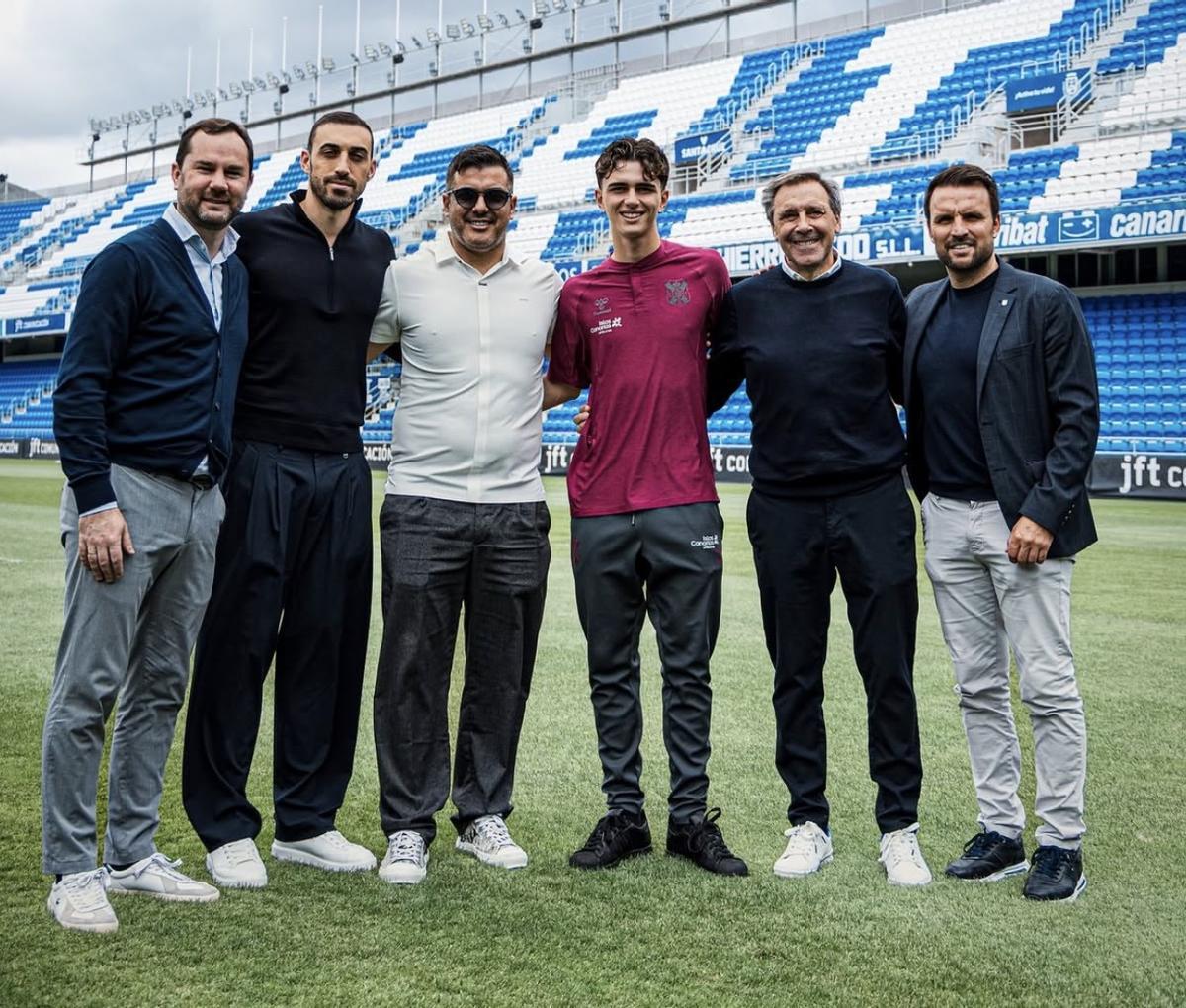 Dani Fernández, flanqueado por su agente y los dirigentes del club.