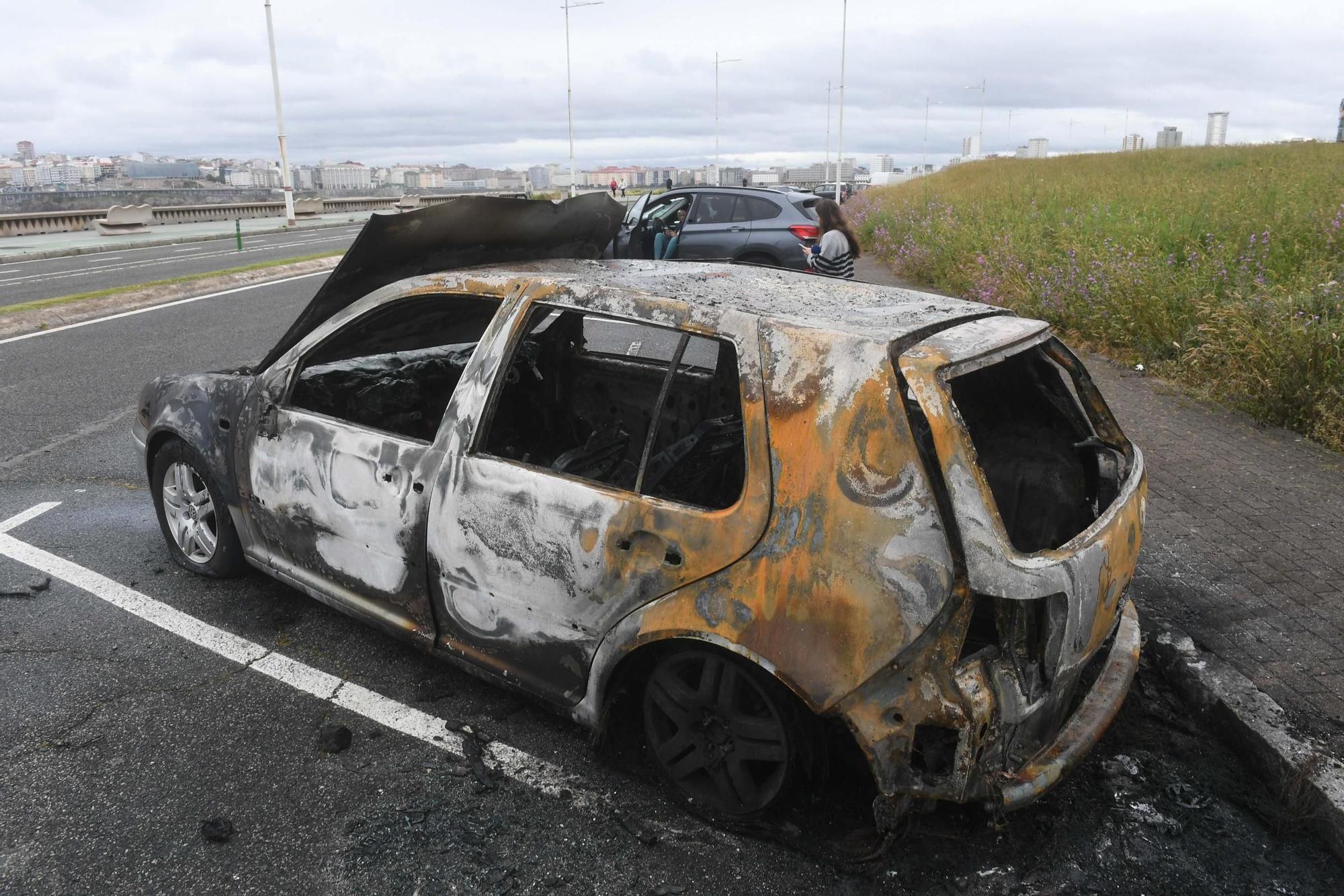Arde un vehículo esta madrugada estacionado en el paseo marítimo de A Coruña