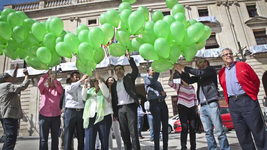 Momento del lanzamiento de los globos verdes, en la plaza de España