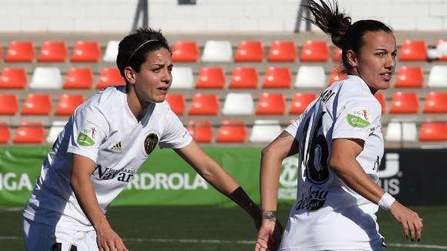 Lombi recibe el ánimo de una compañera ante el Logroño. // ValenciaCF