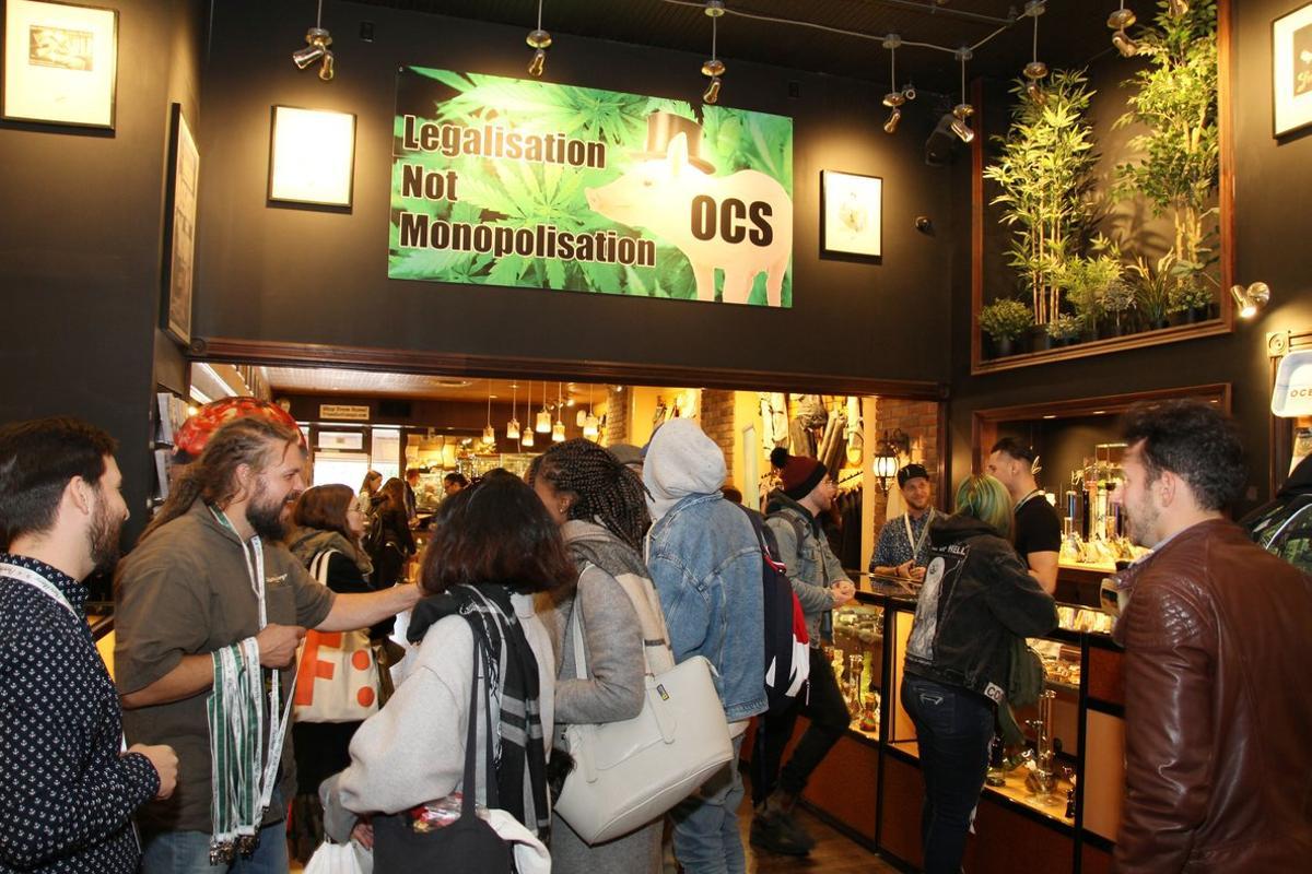 TORONTO CANADA Decenas de personas visitan una tienda de venta de productos y accesorios para el consumo de marihuana durante el primer dia de la legalizacion EFE Osvaldo Ponce TORONTO CANADA Decenas de personas visitan una tienda de venta de productos y accesorios para el consumo de marihuana durante el primer dia de la legalizacion EFE Osvaldo Ponce