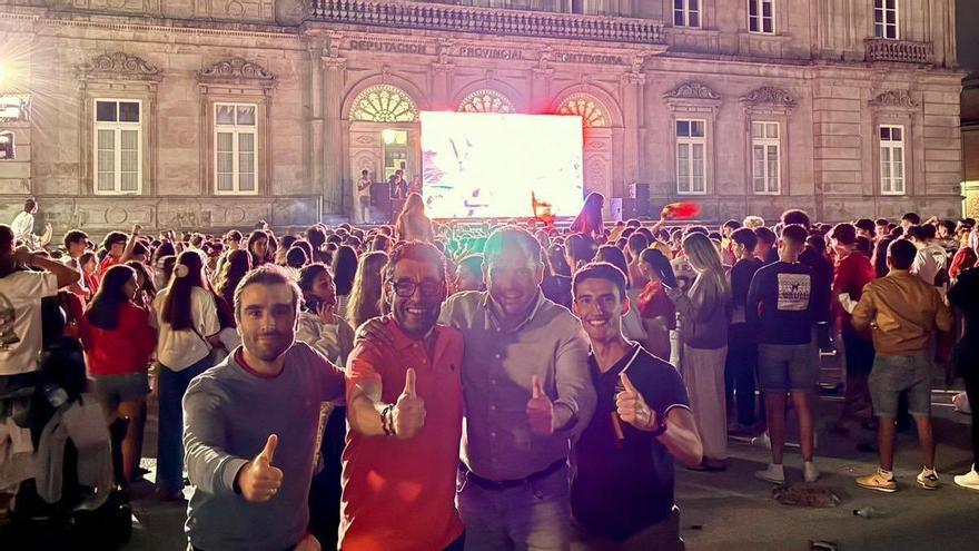 Luis López celebrando la victoria de España sobre Portugal en la pantalla delante de la Diputación Provincial.