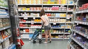 Una mujer hace la compra en un supermercado.