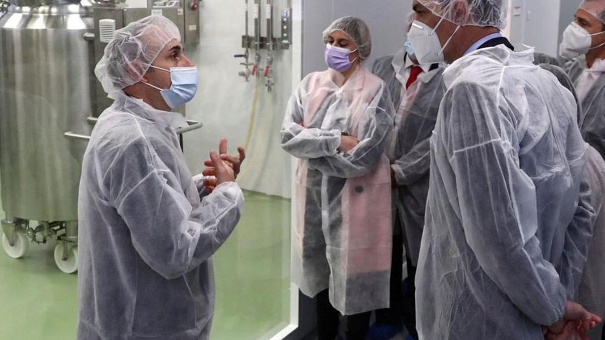 Pedro Sánchez (derecha), durante una visita a la fábrica de Hipra en Girona en 2021.