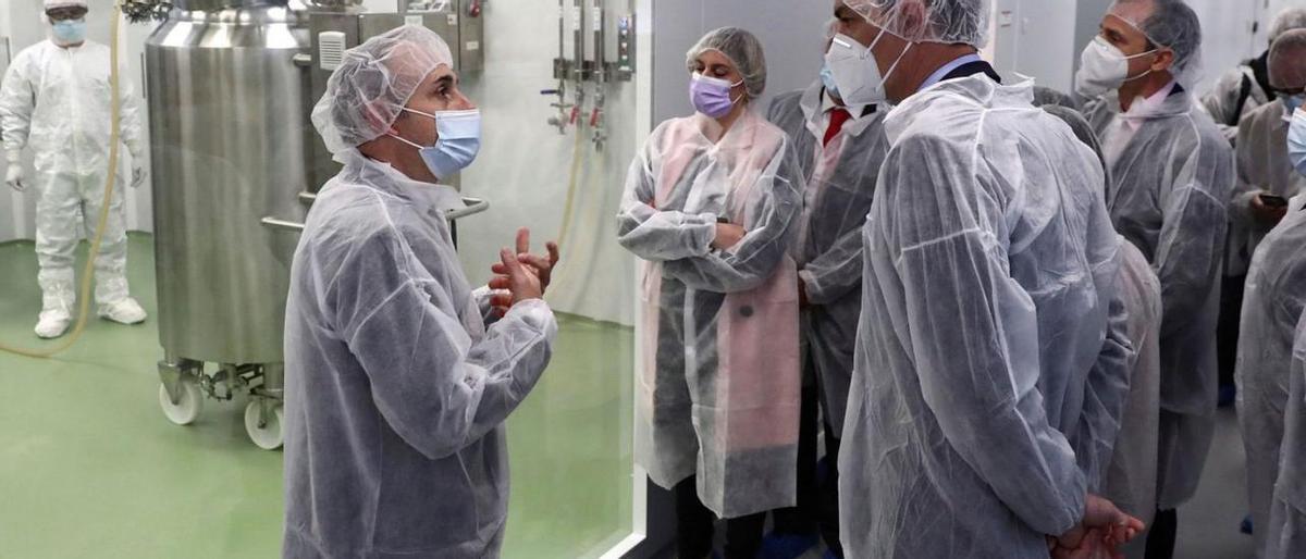 Pedro Sánchez (derecha), durante una visita a la fábrica de Hipra en Girona en 2021.