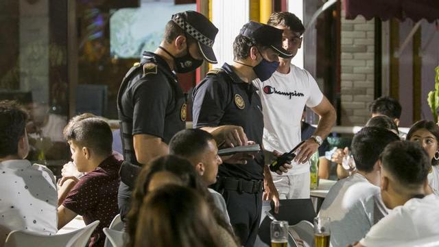 Más de 400 denuncias por no llevar mascarilla durante el fin de semana y 31 locales sancionados