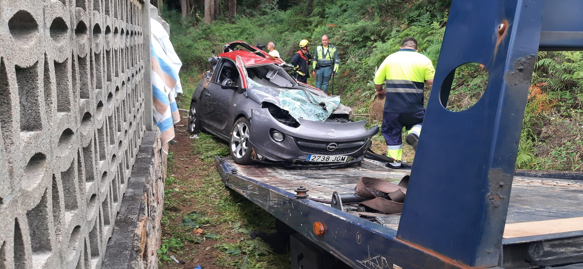 Un vigués muere tras caer con su coche por un terraplén en Cangas