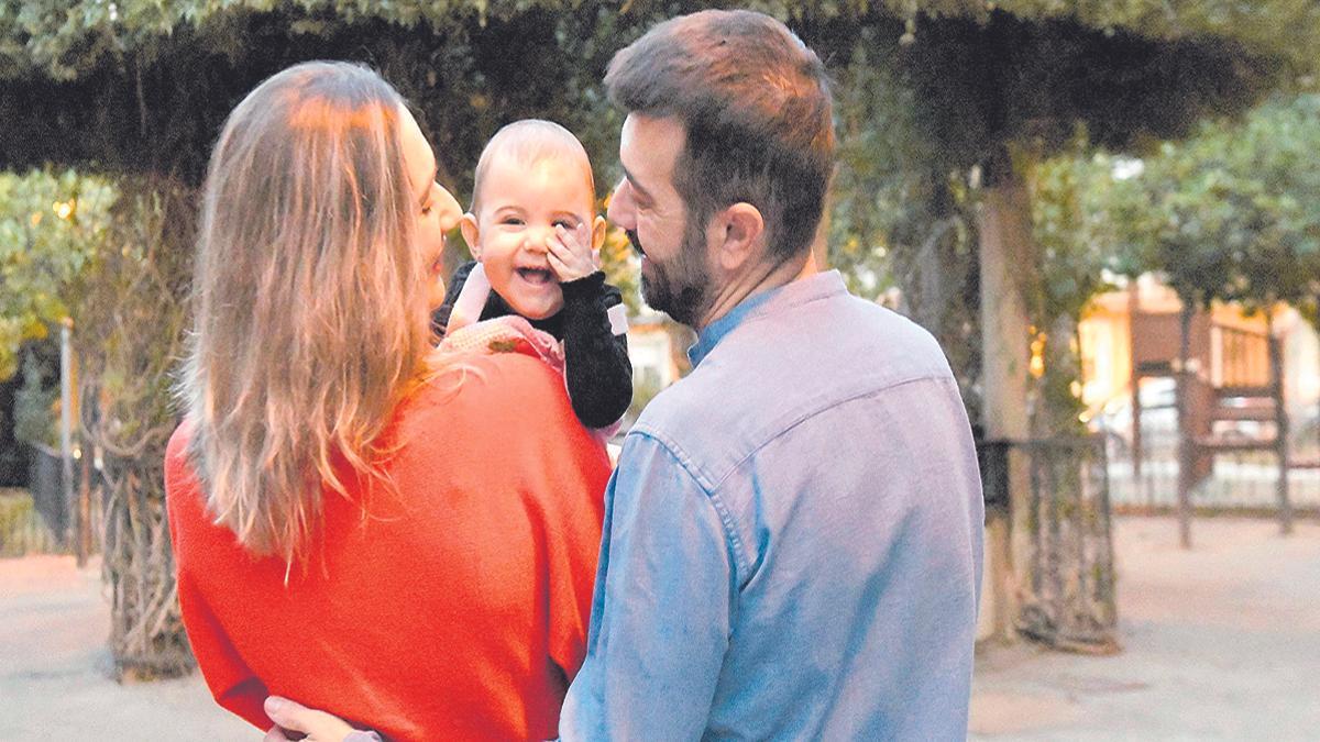 Luisa María Oliver y Domingo Vera, junto a su hija Helia, de sólo trece meses, en un parque infantil de Murcia