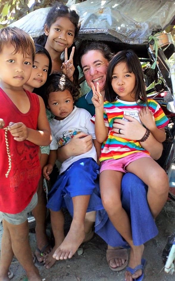 La religiosa de Monesterio con un grupo de niños filipinos
