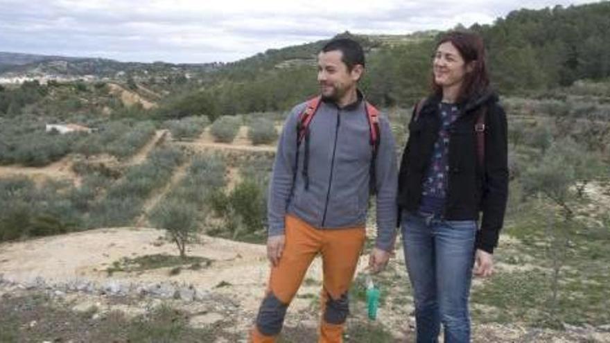 Teodoro y M.ª Ángeles, promotores del camping ecológico, el miércoles en los terrenos de su proyecto.