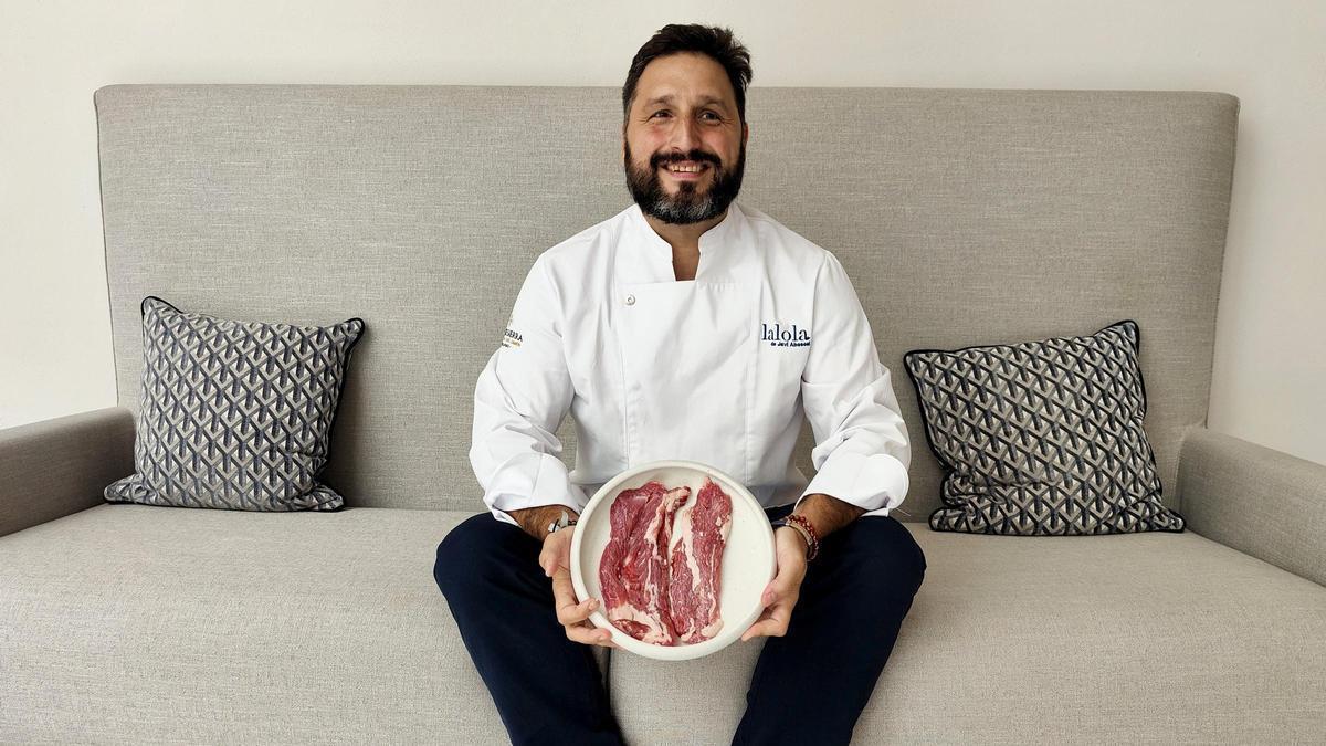 El cocinero Javi Abascal con un plato con pluma ibérica en Lalola, Sevilla.