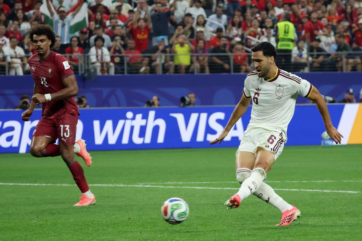 Mikel Merino chuta en la jugada que dio el gol de la victoria a España ante Portugal este lunes 6 de julio de 2026.