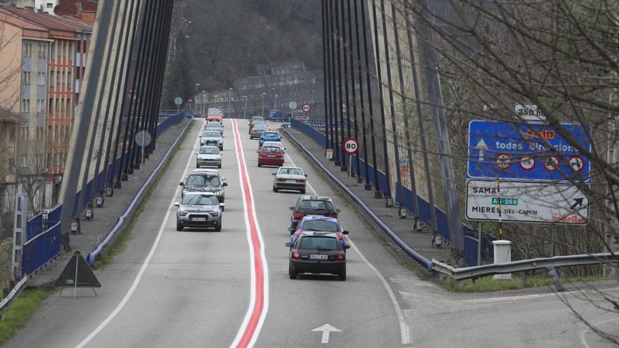 Vehículos en el Corredor del Nalón, a la altura del puente atirantado de Sama. | Luisma Murias