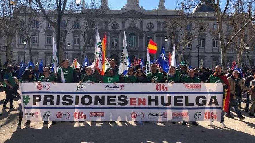 Funcionarios de prisiones, ayer, en la protesta a las puertas del Tribunal Supremo.