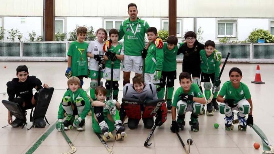 Jordi Adroher posa con un grupo de jugadores en la pista del Liceo La Paz.