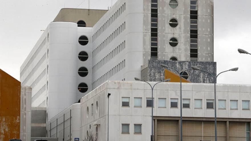 Fachada del Hospital Meixoeiro a inicio de año // MG BREA