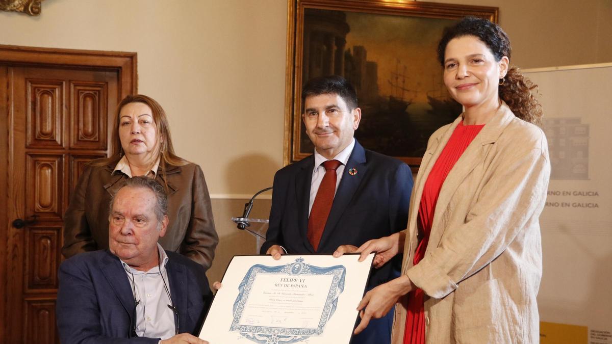 Un momento de la entrega de la distinción a la nieta, Xiana Fernández-Albor Batallán.