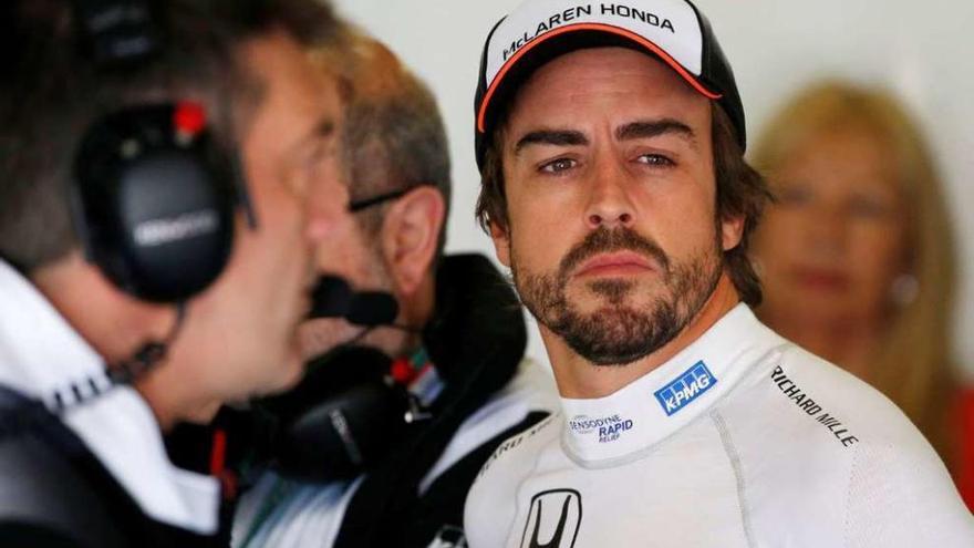 Fernando Alonso, con gesto serio en el box de McLaren Honda.