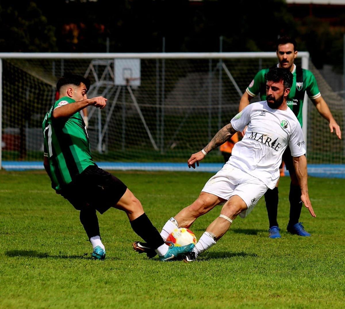 Juanfri y Monroy disputan el balón.