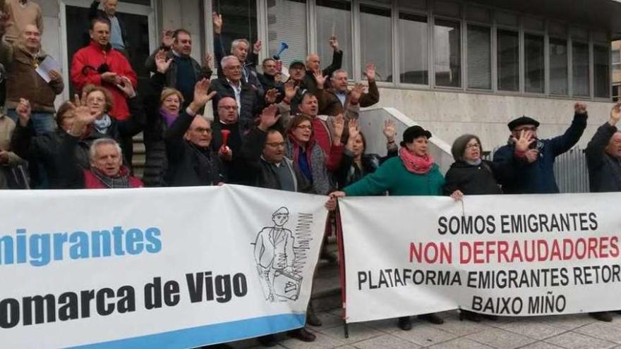 Decenas de afectados y miembros de NÓS Candidatura Galega frente a la delegación de Hacienda. // FdV