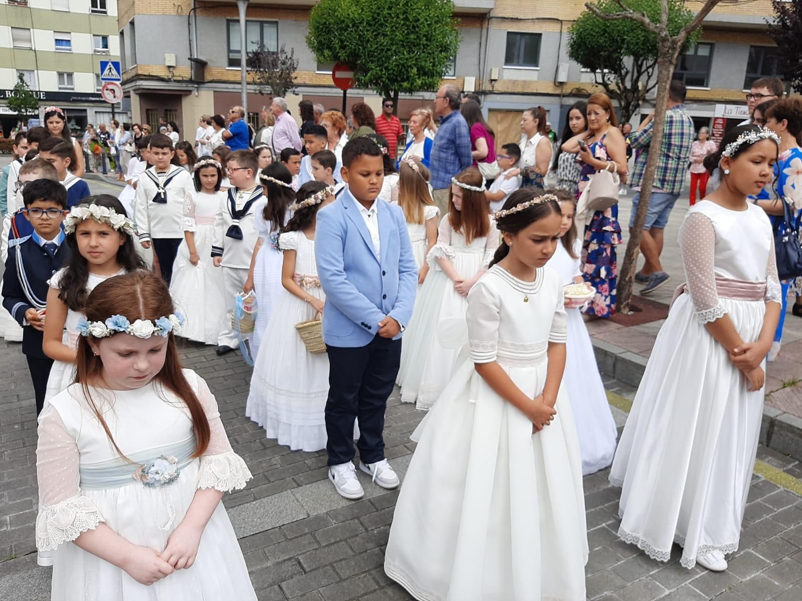 Cientos de personas festejan el Corpus en Lugones: la procesión y las alfombras, en imágenes