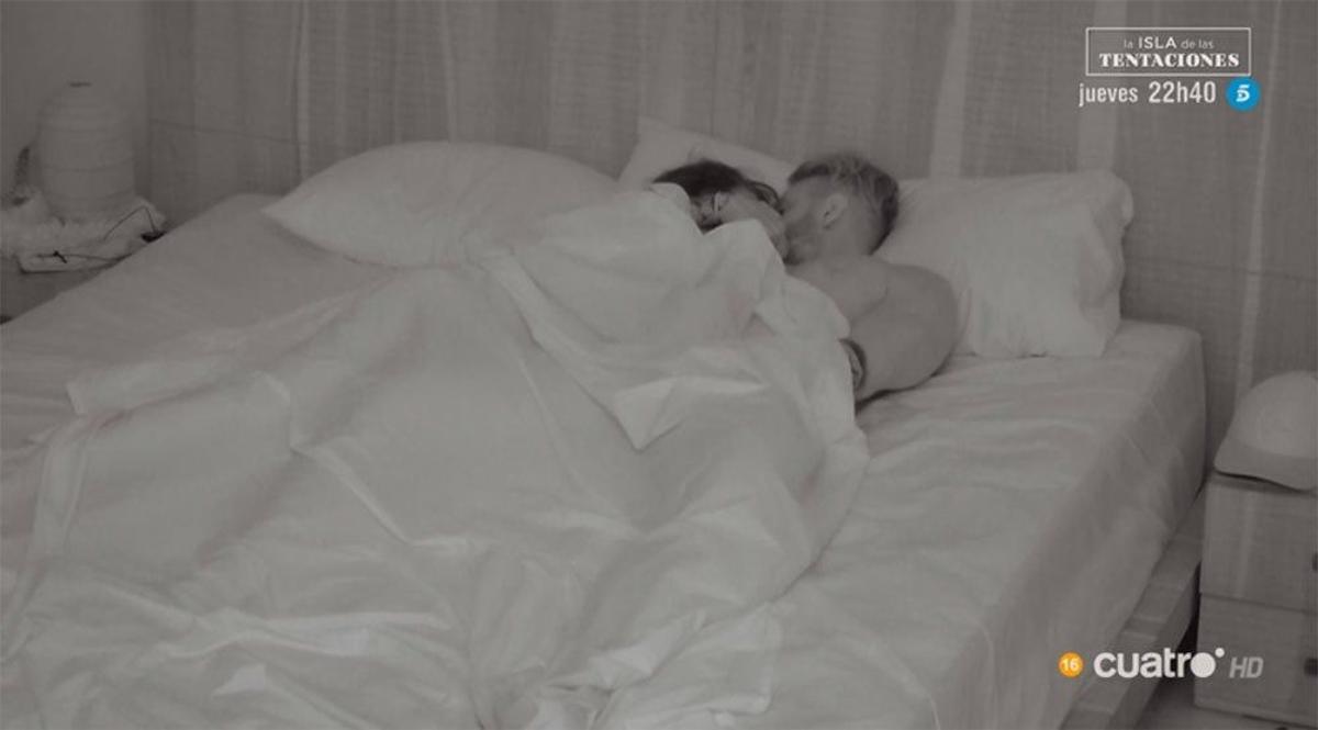 Andrea y Óscar en la cama