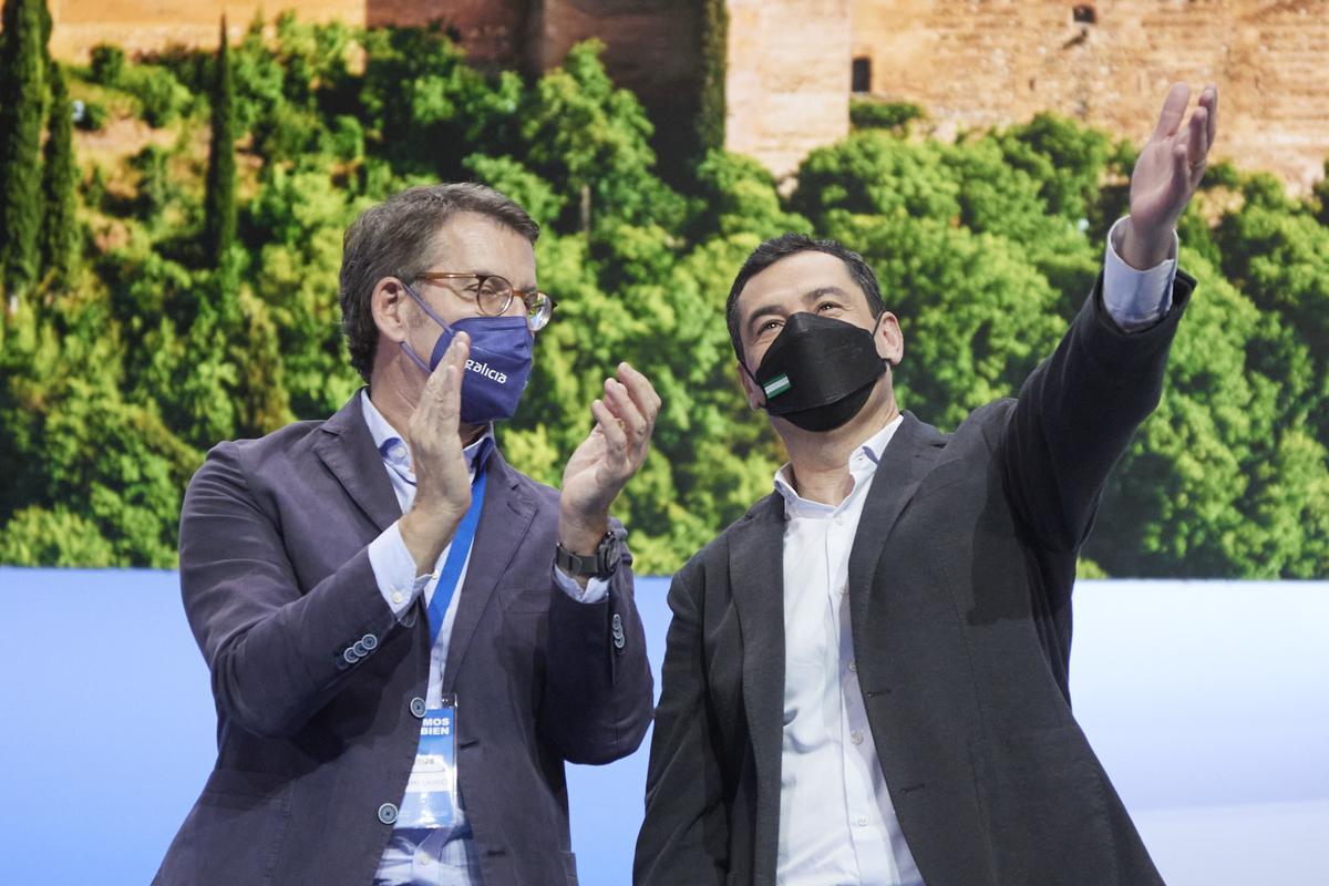 Alberto Núñez Feijóo, junto al presidente de la Junta, Juanma Moreno, en el Palacio de Congresos y Exposiciones de Sevilla (FIBES) para participar en el XX Congreso extraordinario del PP, a 1 de abril de 2022, en Sevilla. 