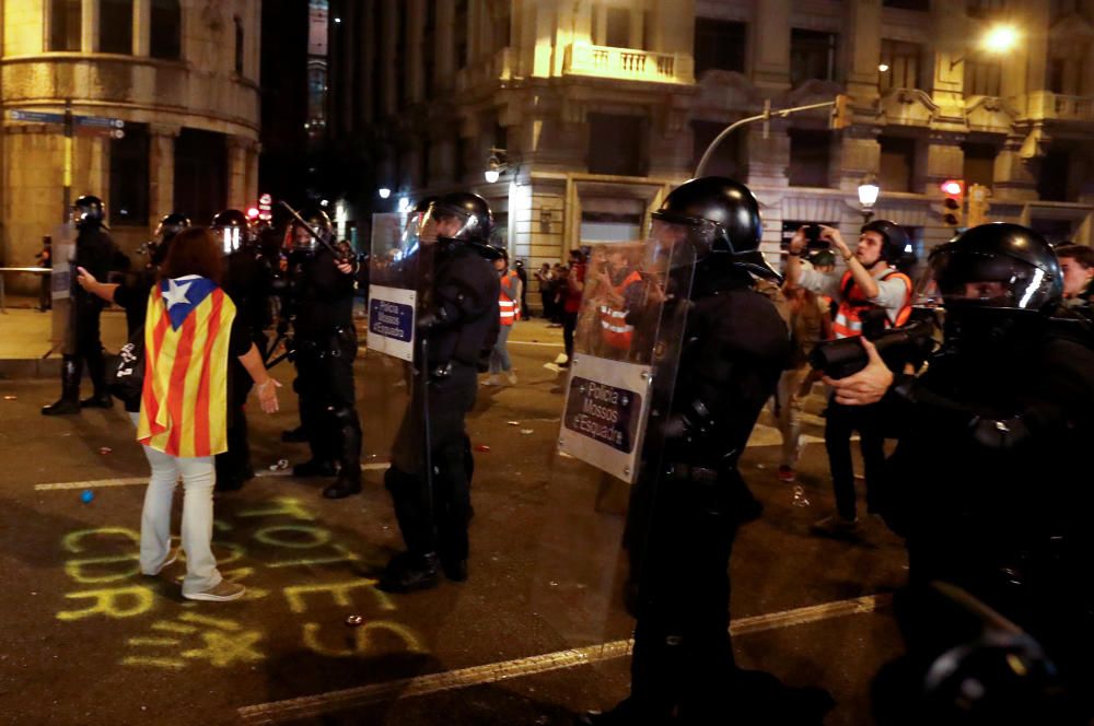 Els Mossos carreguen contra manifestants concentrats a Via Laietana