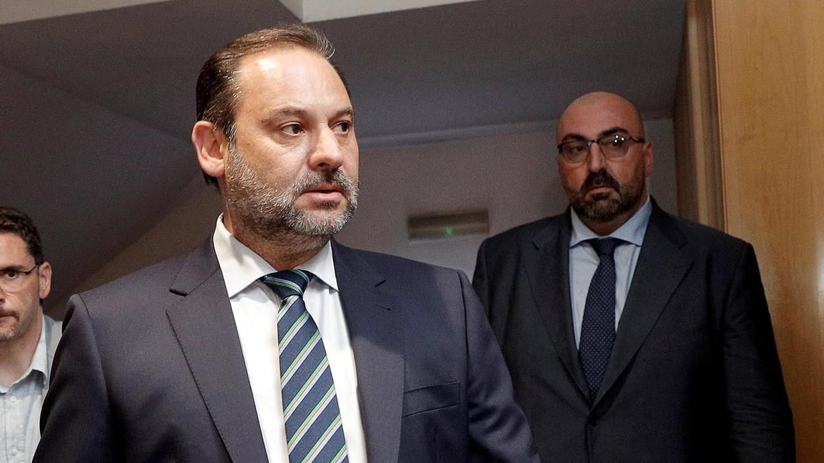 José Luis Ábalos, junto a Koldo García, en un acto cuando ambos estaban en el Ministerio de Fomento.
