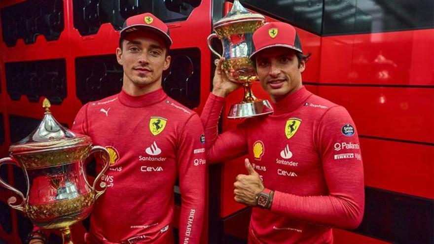 Leclerc y Carlos Sainz, tras la carrera del GP de Bahréin.