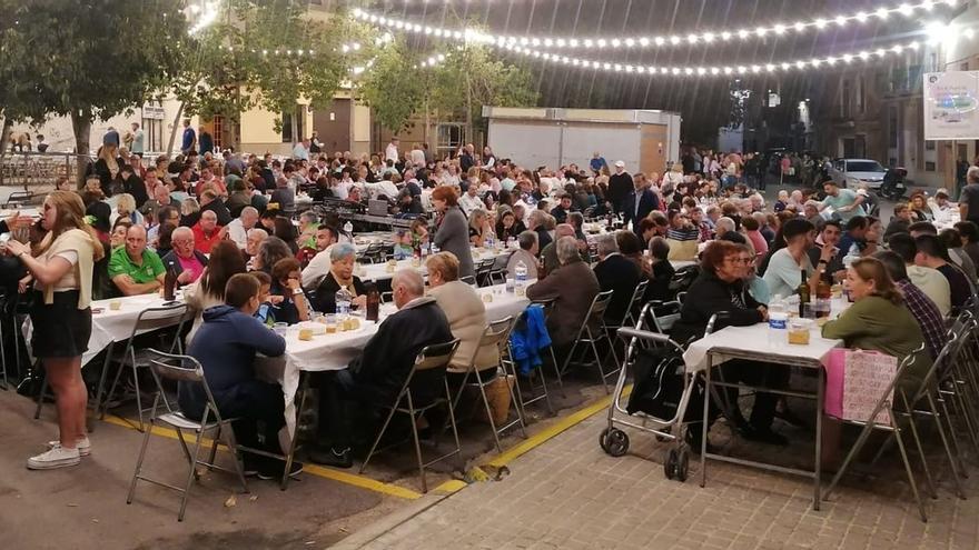 La caldereta reúne a más de 1.000 comensales en las fiestas de la Vall