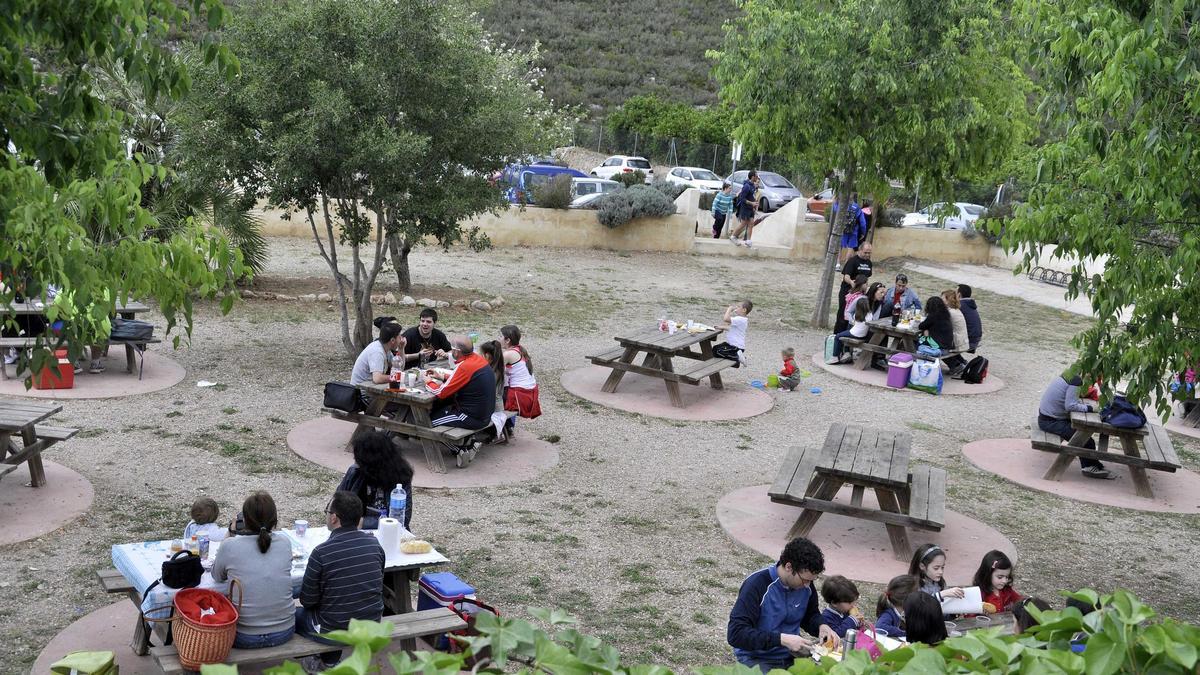Gente comiendo la mona de pascua en la Murta de Alzira.