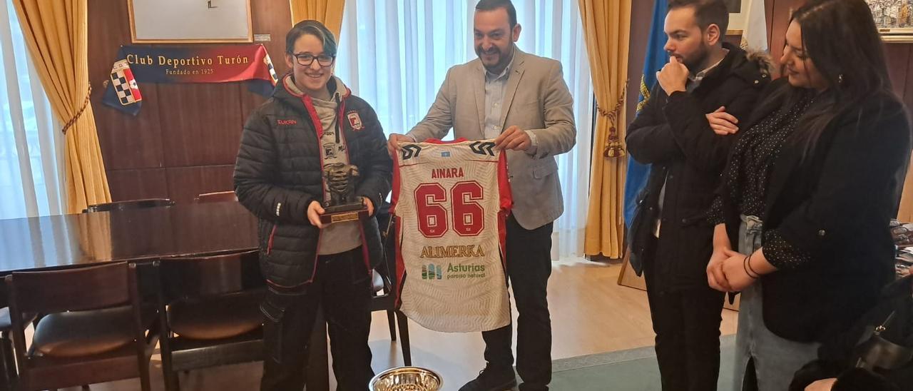 Ainara Anido con una réplica del Monumento al Minero junto al Alcalde, con una camiseta de la deportista turonesa.