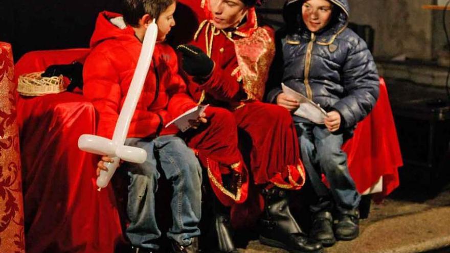 Los pajes preparan la llegada de los Reyes Magos a Zamora que se endulza con chocolate