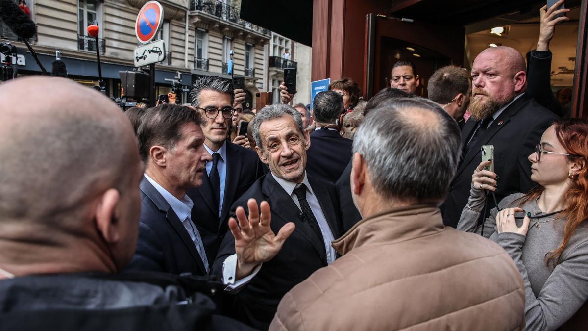 El expresidente francés Nicolas Sarkozy a su llegada a la librería La Martine, este miércoles en París.