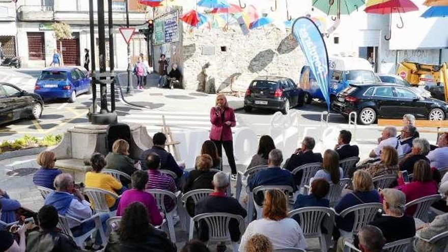 Elena Muñoz, en un acto con la conselleira Ángeles Vázquez en Teis.