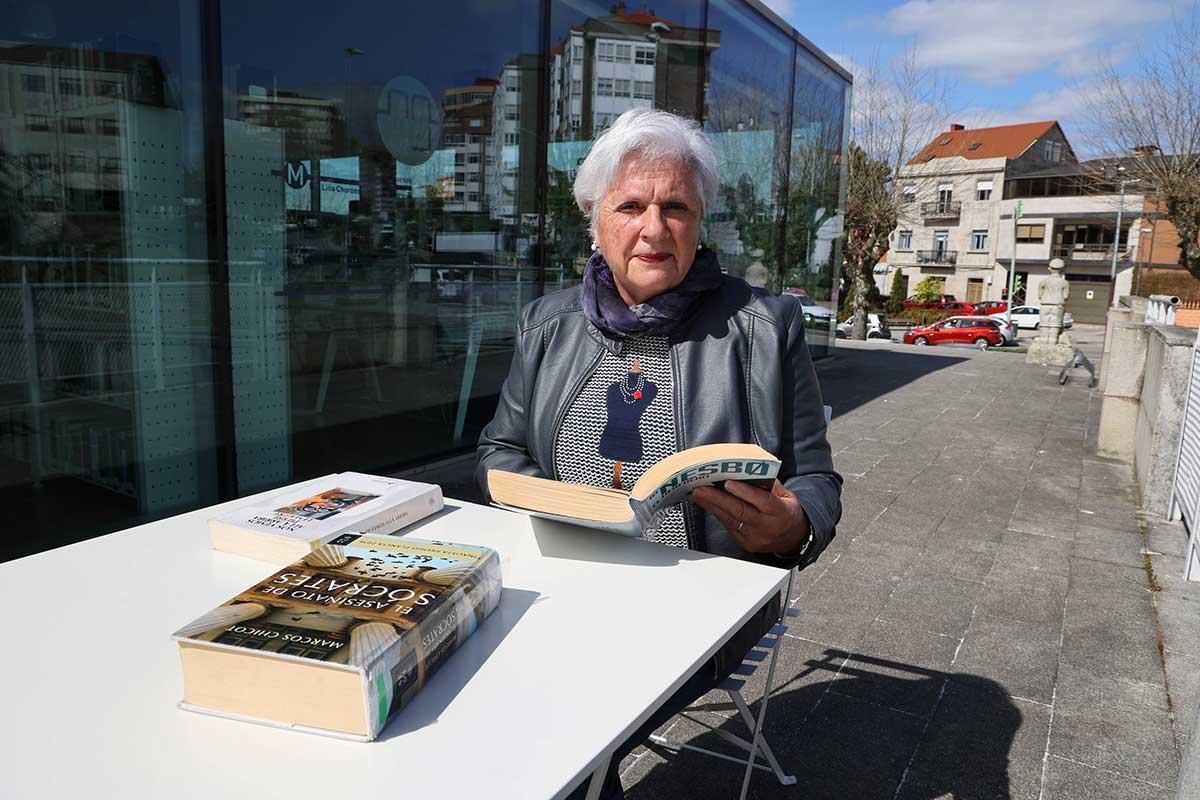 Luisa Fernández Lago, en el exterior de la biblioteca