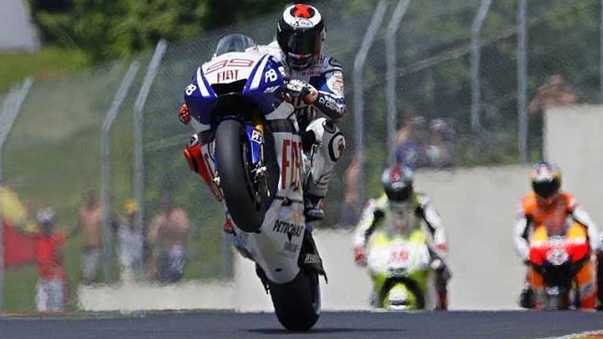 Lorenzo levanta su moto al terminar la clasificación.