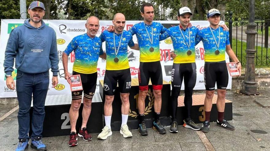 Federación de Ciclismo y los corredores de la prueba posando frente al podio. | Cedida a LNE