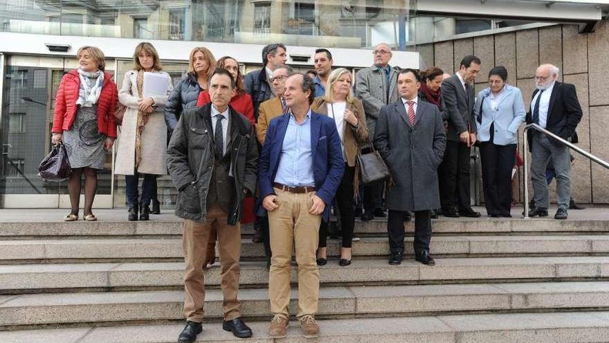 Concentración de jueces y fiscales en la jornada de huelga ayer en A Coruña.